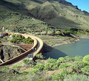 Ayagaures Stausee mit Staudamm 