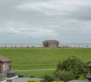 Blick vom Balkon auf  den Deich und die Nordsee. Hotel Bendiks