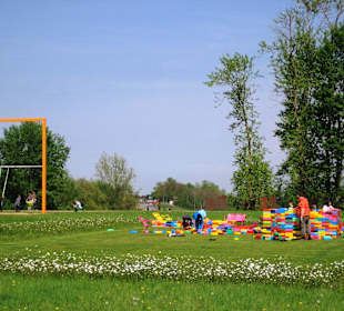 Spielplatz mit großen Legosteinen