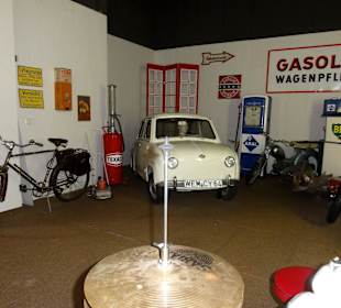 In der Autowerkstatt und Tankstelle