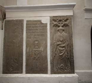 Zugang zum Kreuzgang mit Grabplatten