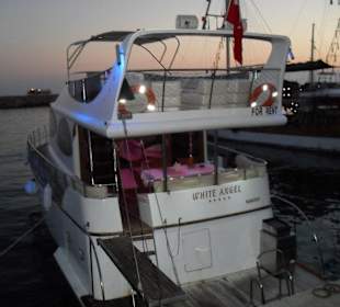 Eine Luxusyacht wartet auf solv. Gäste