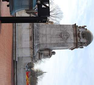 Vorplatz des Bahnhofs