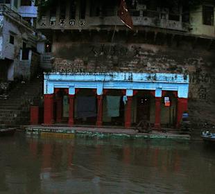 Widok na ghaty z Gangesu