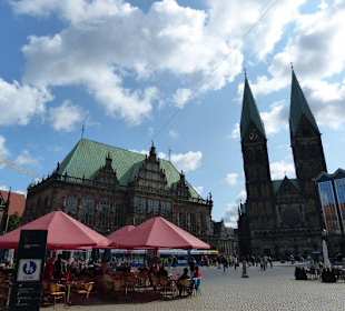 Schöner Markplatz am Rathaus