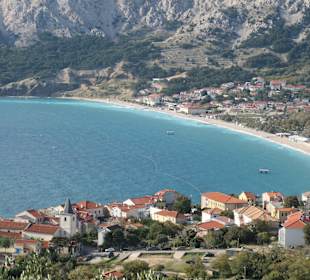Blick auf Baška, sowie Strand und Bucht von Baška