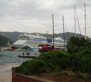 Blick auf die AIDAdiva von der Promenade