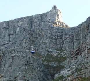Blick aus Seilbahn auf Bergstation