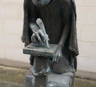 Das Denkmal Albertus Magnus vor St. Petri