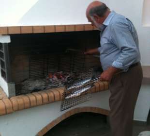 Jannis bereitet den Fisch