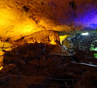 Verschieden Steinformationen in der Höhle