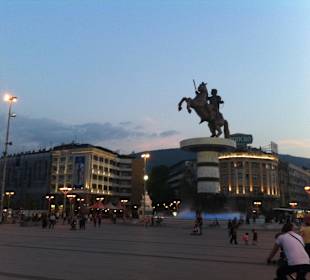 Macedonia Square mit Statue