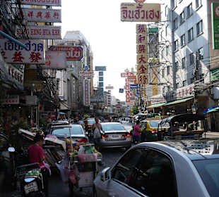 Vor dem Hotel Shanghai Mansion - Yaowarat Road