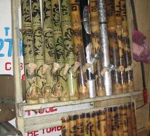 Pfeifen am Straßenrand von Hanoi.