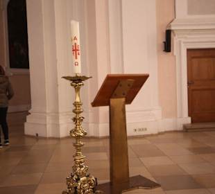 Jahreskerze und Ambo (Lesepult)