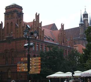 Torun: Postamt am Markt, dahinter Marienkirche
