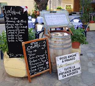 Speisekarten am Zugang des La Taverna