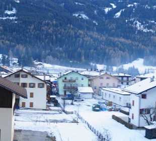 Miasteczko na tle gór