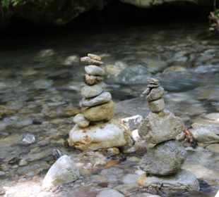Steinmännchen am Bach