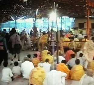 Im Tempel v. Varanasi