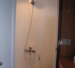 Sogar Toilette und Dusche hatten wir in der Kajüte