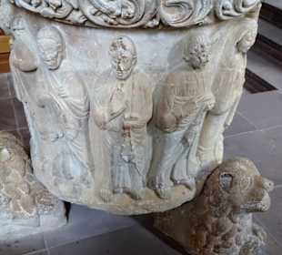 Das Taufbecken der Kirche St. Sixtus und Sinicius