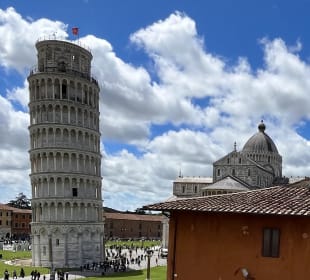 Schiefer Turm von der Mauer