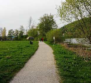 Ende April am Stausee Wanderweg