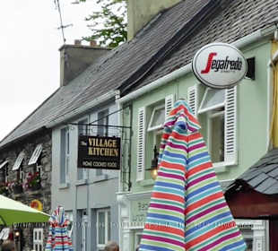 Außenansicht, mit Sonnenschirmen