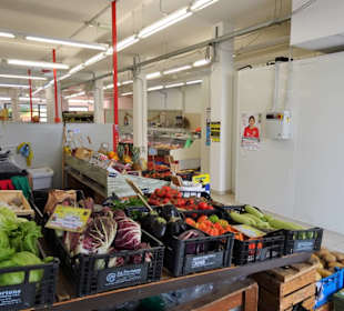 Gemüsehändler in der Markthalle