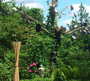 Moderne Kunst im Gartenlokal