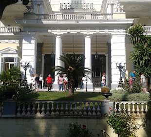 Eingang von Sissys Residenz auf Korfu