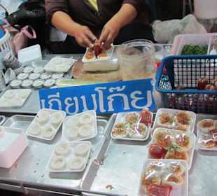 Der Bangtao Nacht-Markt mit Angeboten 021