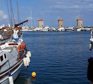 Blick über den Hafen auf die 3 Windmühlen