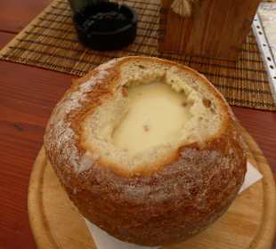 Knoblauchsuppe im Brotteich - lecker!