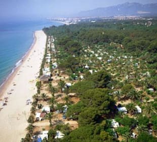 Luftbild Strand und Campinganlage Torre del Sol