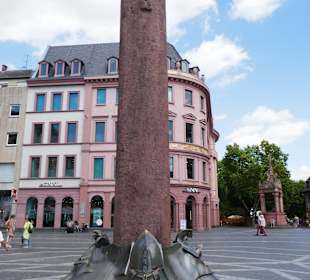 Marktplatz mit Heunensäule