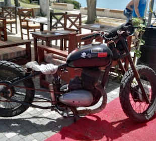 "getunte"  Jawa vor einem Restaurant