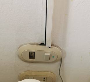 Steckdosen und Lichtschalter eingedrücktes Tellefo