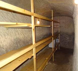 Unter der Erde im Luftschutzbunker