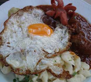 Fiakergulasch mit Würstl und Spiegelei