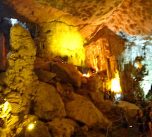 Verschieden Steinformationen in der Höhle