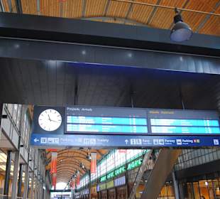 Tablica informacyjna w  holu głównym.