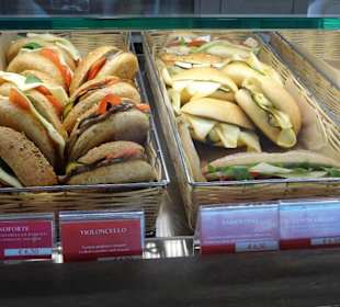 Nach der Sicherheitskontrolle im Flughafen Olbia