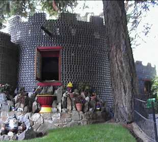 Eine Burg aus Glasflaschen