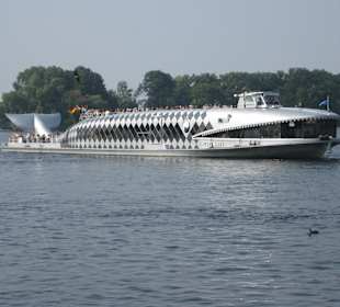 Moby Dick vor der Greenwichpromenade in Tegel