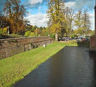 Парк замка Ойтин.Замок Ойтин.