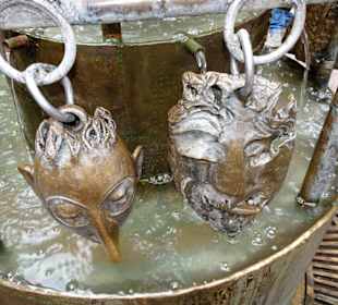 Ansichten vom Puppenbrunnen in Aachen