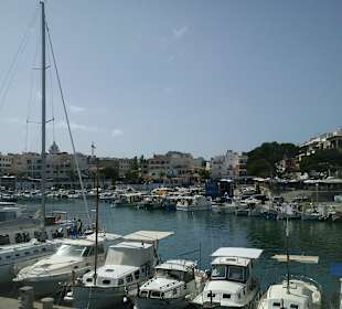 Blick von der Hafenmauer auf das Hostal Cala Ratjada