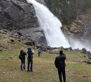 Am Fuße des Wasserfalles